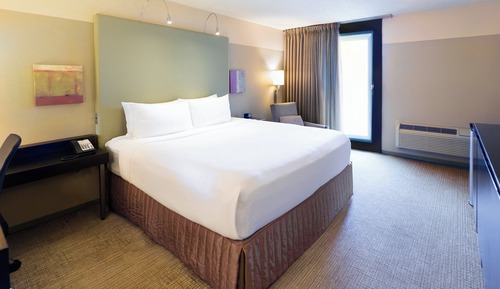 Standard Room, 1 King Bed, Balcony (High Floor)
