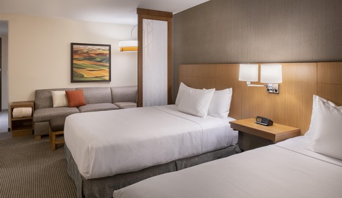 Room (2 Queenbed & 1 Sofabed, High Floor)