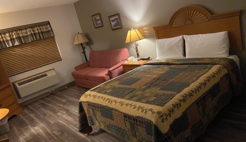 CABIN /MOOSE  1 QUEEN BED