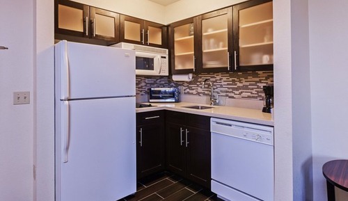 Studio Suite, 1 Queen Bed, Kitchen