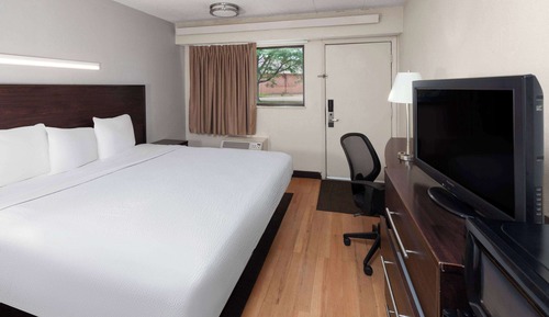 Room, 1 King Bed, Accessible, Non Smoking (Mobility, Bathtub w/Grab Bars)