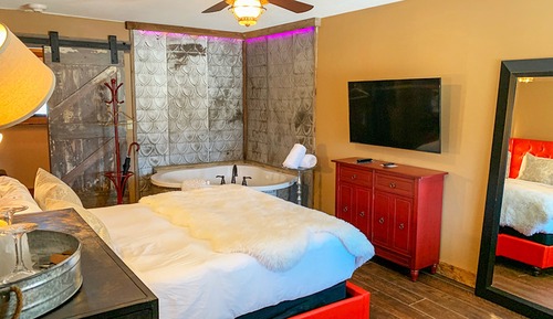 22 Carriage House - 1 Queen Bed, Jetted Tub