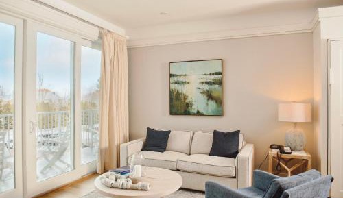 One-Bedroom Apartment with Balcony