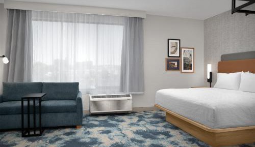 King Suite with Water View - Non-Smoking