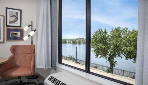 Executive King Room with Water View - Non-Smoking 