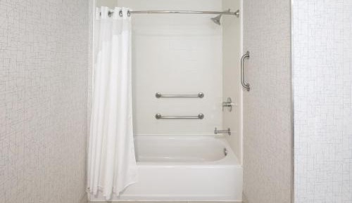 Standard Queen Room with Two Queen Beds and Tub - Mobility/Communications Accessible