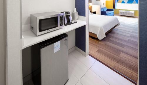 King Suite - Communications and Mobility Accessible Tub