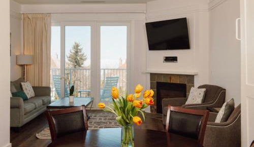 Two-Bedroom Apartment with Lake View