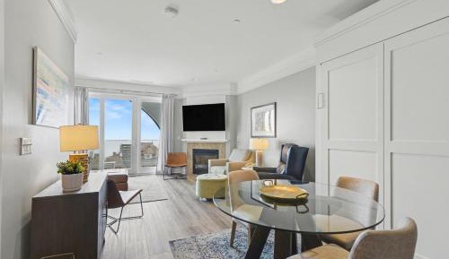 Two-Bedroom Apartment with Lake View