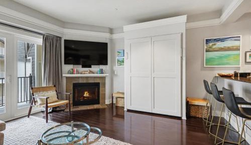 One-Bedroom Apartment with Balcony