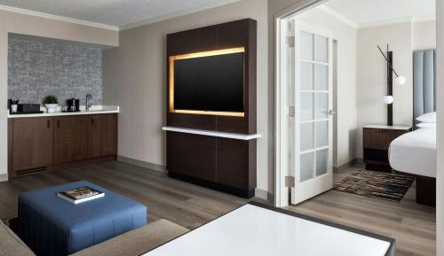Two bedded King, 1 Bedroom Suite, 1 King Murphy