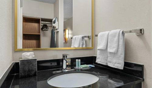 Queen Room with Bathtub - Mobility Access/Hearing Accessible