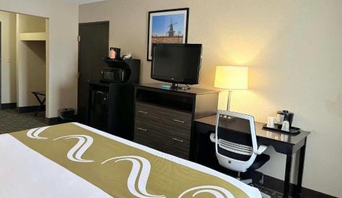 King Room with Mobility/Hearing Access and Roll-In Shower, Non-Smoking