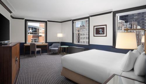 Superior King Corner Room with City View