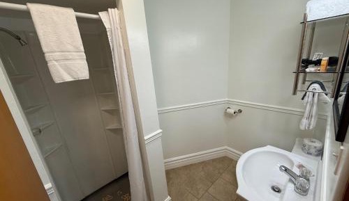 Deluxe Queen Suite