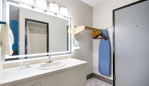 Deluxe King Studio Suite - Non-Smoking