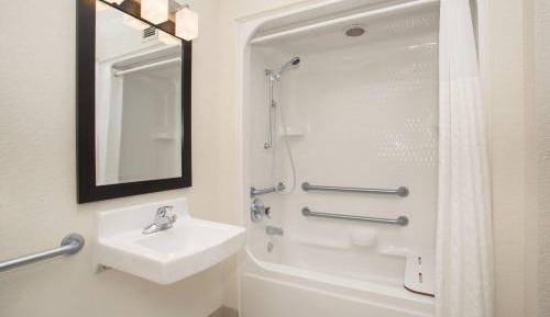 Queen Room - Mobility Access/Non-Smoking