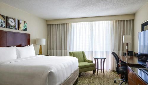 King Room with Adapted Tub - Mobility Accessible