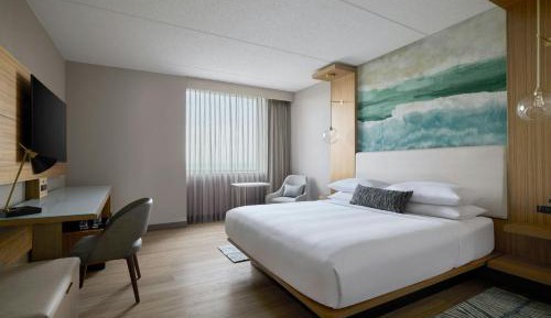 King Room with Adapted Tub - Mobility and Hearing Accessible