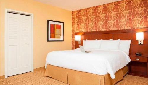 One-Bedroom King Suite with Sofa Bed - Hearing Accessible