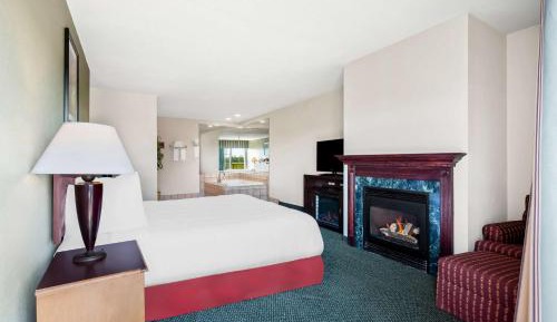 King Suite with Sofa Bed, Spa Bath, Balcony and Fireplace - Non-Smoking