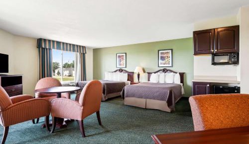 Queen Junior Suite with Two Queen Beds and Sofa Bed - Non-Smoking