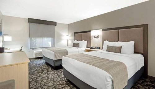 Queen Room with Two Queen Beds and Mobility Accessible Bathtub