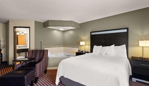 Queen Room with Whirlpool - Non-Smoking