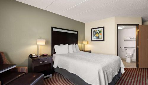 Queen Room with Roll-in Shower - Mobility Accessible