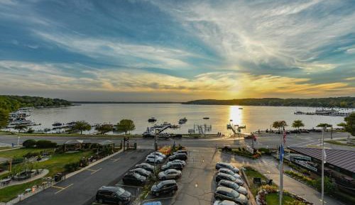 1 King Bed Lakeview - Accessible - Balcony - 5th floor