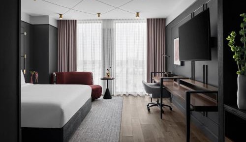 Concierge lounge access, Larger Guest room, 1 King