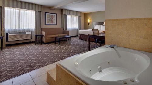King Suite with Sofa Bed and Spa Bath - Non-Smoking