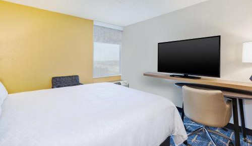 Standard Queen Room with Communications Accessible Roll-In Shower