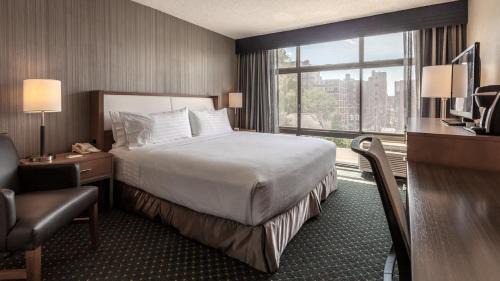 King Room - Hearing Accessible - Roll-in Shower