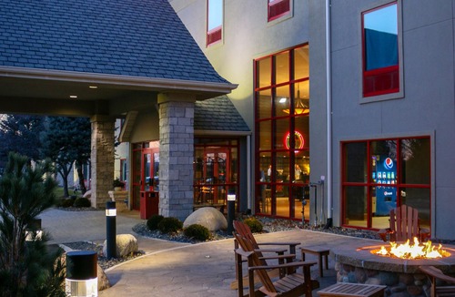 Clive Hotel | Wildwood Lodge & Suites