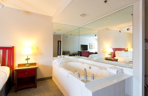 Clive Hotel | Wildwood Lodge & Suites