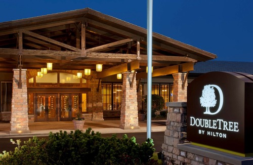 Mundelein Hotel | DoubleTree by Hilton Libertyville-Mundelein