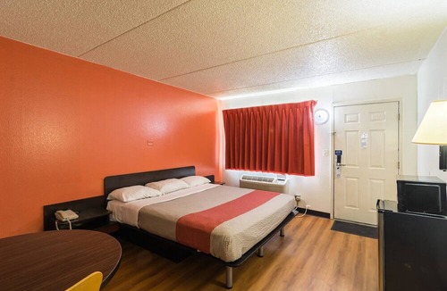 Joliet Hotel | Motel 6 Joliet, IL - I-80