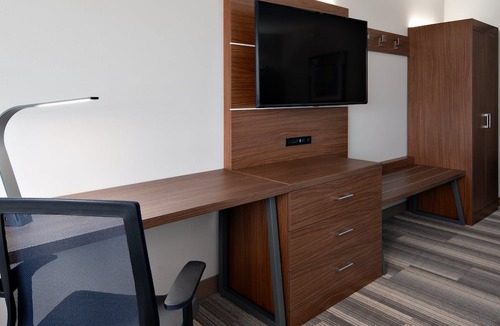 Elkhorn Hotel | Holiday Inn Express & Suites Elkhorn - Lake Geneva Area by IHG