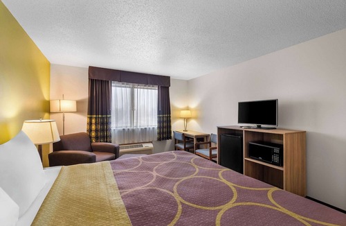 Oelwein Hotel | Super 8 by Wyndham Oelwein
