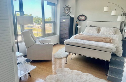 Lincoln Park Condo | Luxury Gold Coast furnished one bedroom located just steps to Lake Michigan!