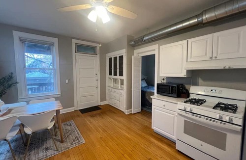 Bucktown Apartment | Cute and Charming Bucktown 2 bedroom! Great Location!