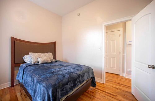 Woodlawn Apartment | This Greystone is near the University of Chicago, the Museum of Science