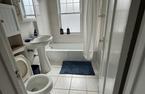 Elmhurst House | New! Affordable Elmhurst Home minutes from Airport