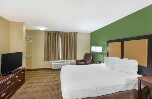 Wauwatosa Hotel | Extended Stay America Select Suites - Milwaukee - Wauwatosa