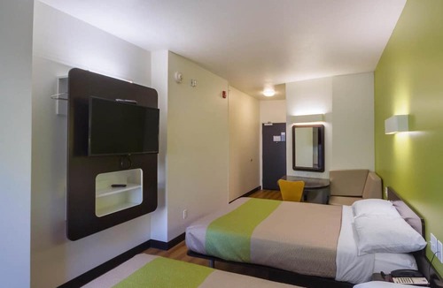 Roseland Hotel | Days Inn by Wyndham South Bend/Notre Dame