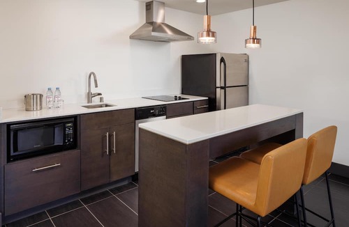 Racine Hotel | Doubletree by Hilton Hotel Racine Harbourwalk