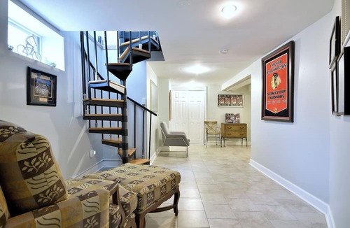 Oak Park Apartment | 5 bedroom with 5 beds and 2 bathrooms