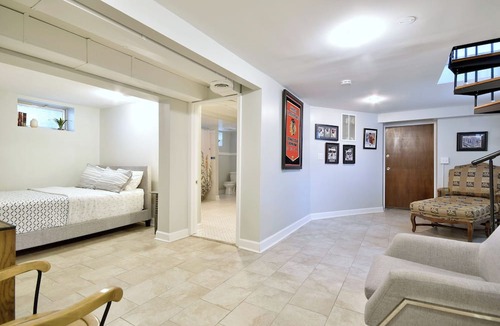 Oak Park Apartment | 5 bedroom with 5 beds and 2 bathrooms