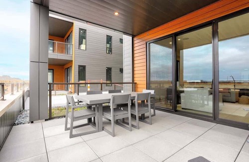 Holland Condo | Luxe Downtown Holland 2BR Condo Walkable Parking + Gym